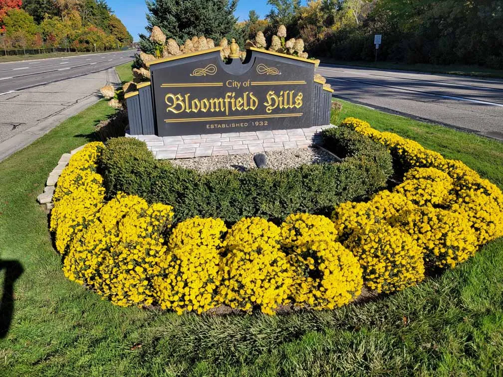 Welcome-to-Bloomfield-Hills-sign
